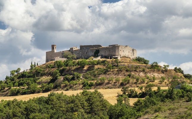 El castell de Montfalcó presideix el poble de Montfalcó Murallat El castell de Montfalcó presideix el poble de Montfalcó Murallat