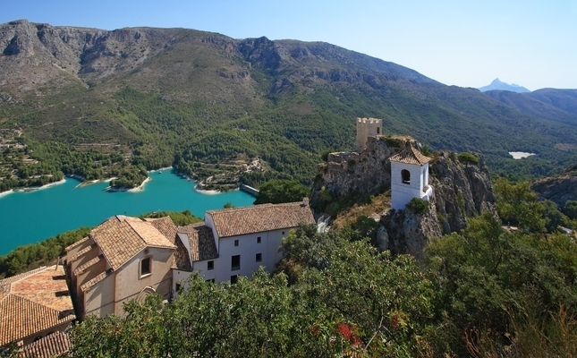 Vistes del castell de Guadalest, que vigila des de les altures el poble que porta el seu nom Vistes del castell de Guadalest, que vigila des de les altures el poble que porta el seu nom