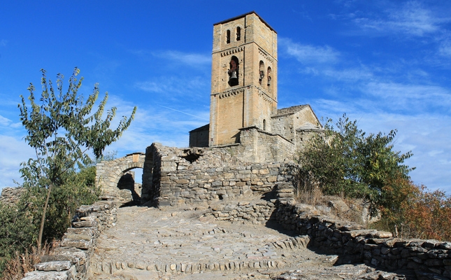 L'església romànica de la Mare de Deú de Baldós al poble de Montanyana L'església romànica de la Mare de Deú de Baldós al poble de Montanyana