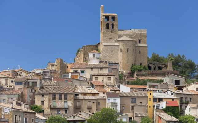El poble d'Àger, presidit per la col·legiata de Sant Pere d'Àger El poble d'Àger, presidit per la col·legiata de Sant Pere d'Àger