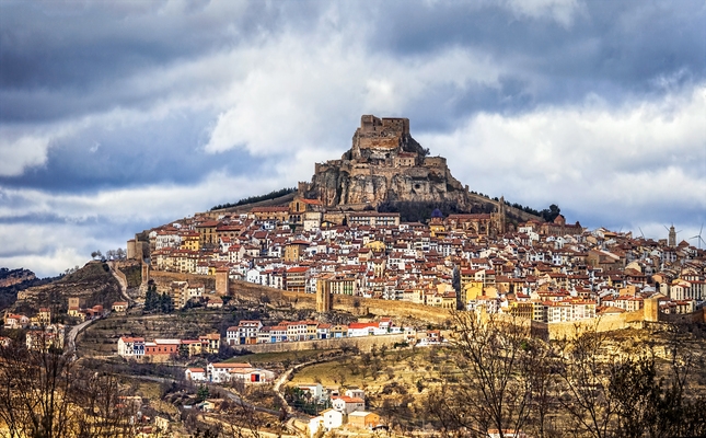 Al poble emmurallat de Morella sobresurt el turó que presideix el castell