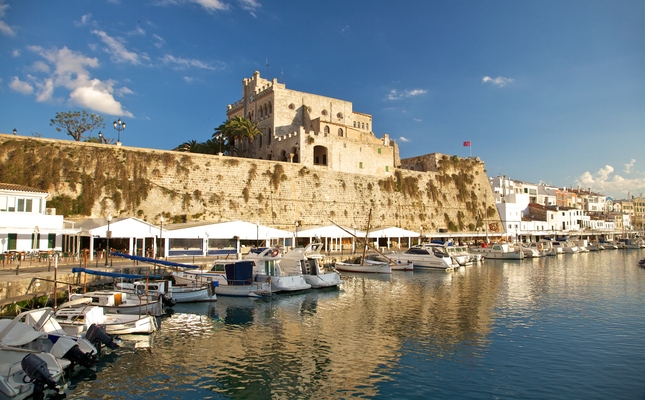El port de la ciutat de Ciutadella amb la catedral de Menorca al fons El port de la ciutat de Ciutadella amb la catedral de Menorca al fons