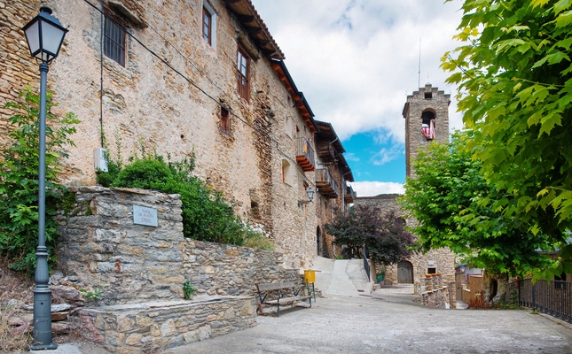 Un dels carrers que creuen Estamariu Un dels carrers que creuen Estamariu