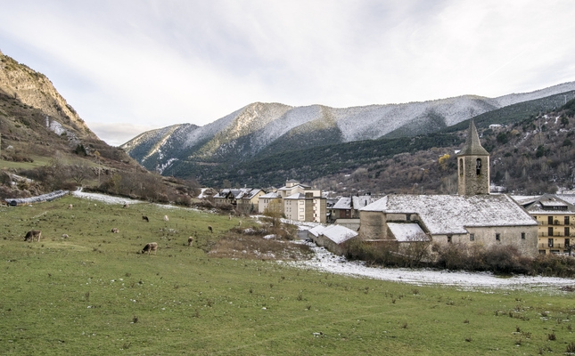 Espot amb l'església barroca de Santa Llogaia Espot amb l'església barroca de Santa Llogaia