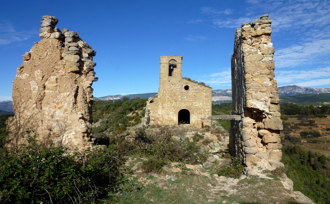 Els murs derruïts del castell de Lladurs emmarquen l'església de Sant Martí Els murs derruïts del castell de Lladurs emmarquen l'església de Sant Martí