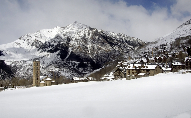 Taüll i l'església de Sant Climent nevats Taüll i l'església de Sant Climent nevats