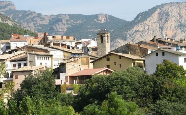 Peramola, amb el campanar de l'església de Sant Miquel Peramola, amb el campanar de l'església de Sant Miquel