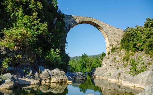 El pont romànic de Llierca, a Tortellà