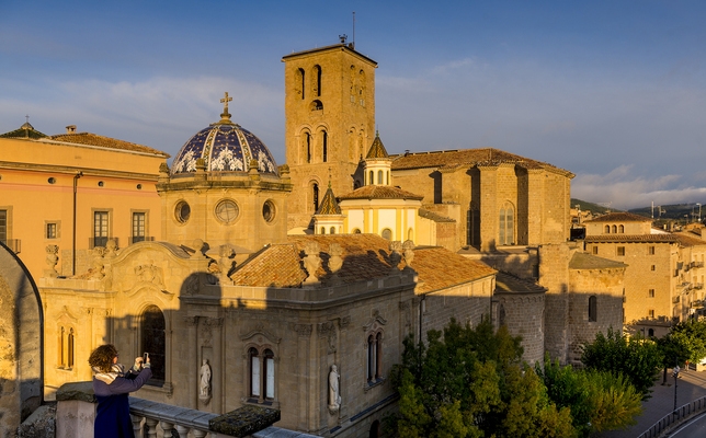 La catedral de Solsona, que conté elements romànics, gòtics, barrocs i neoclàssics La catedral de Solsona, que conté elements romànics, gòtics, barrocs i neoclàssics