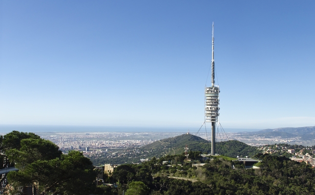 Torre de Collserola enmig del parc natural amb vistes al mar Torre de Collserola enmig del parc natural amb vistes al mar