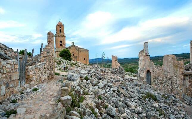 L’Església Vella de Sant Pere presideix les runes del Poble Vell L’Església Vella de Sant Pere presideix les runes del Poble Vell
