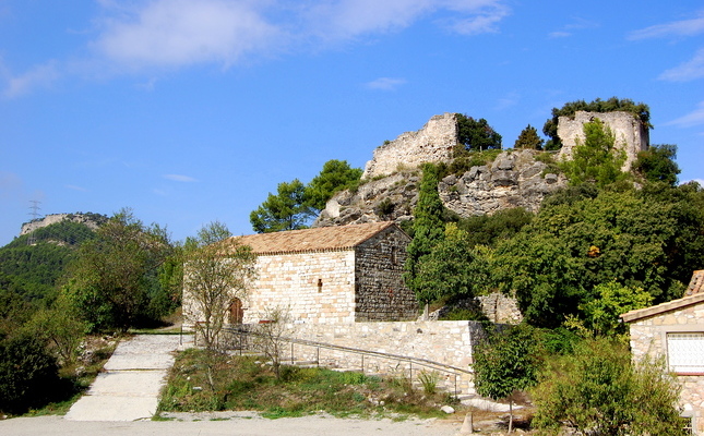 L’església de Santa Maria i les ruïnes del castell de Miralles al fons - L'església de Santa Maria i les ruïnes del castell de Miralles al fons L’església de Santa Maria i les ruïnes del castell de Miralles al fons - L'església de Santa Maria i les ruïnes del castell de Miralles al fons