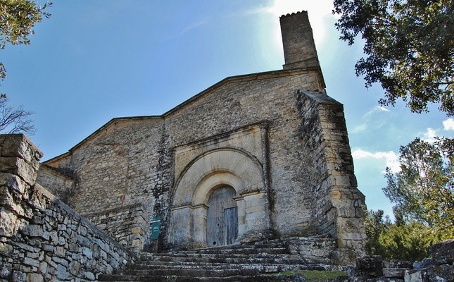 Església de Sant Pere de Màger, a la vora del castell Església de Sant Pere de Màger, a la vora del castell
