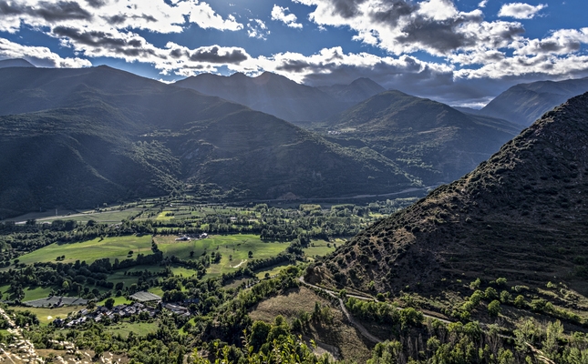 El territori de les Valls d’Àneu està format per un grup de valls. A la imatge, la vall d’Unarre - El territori de les Valls d'Àneu està format per un grup de valls. A la imatge, la vall d'Unarre El territori de les Valls d’Àneu està format per un grup de valls. A la imatge, la vall d’Unarre - El territori de les Valls d'Àneu està format per un grup de valls. A la imatge, la vall d'Unarre