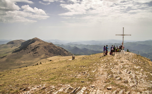 La creu blanca corona el cim del Taga, un dels cims de més de dos mil metres més accessibles de Catalunya La creu blanca corona el cim del Taga, un dels cims de més de dos mil metres més accessibles de Catalunya