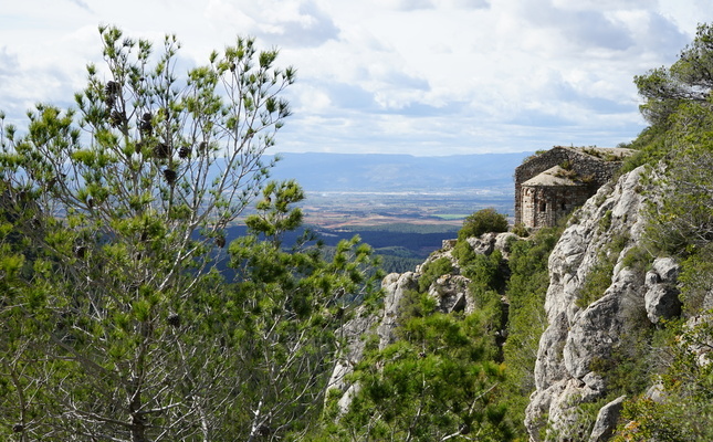 El recorregut passa per l’ermita romànica de Sant Miquel - El recorregut passa per l'ermita romànica de Sant Miquel El recorregut passa per l’ermita romànica de Sant Miquel - El recorregut passa per l'ermita romànica de Sant Miquel