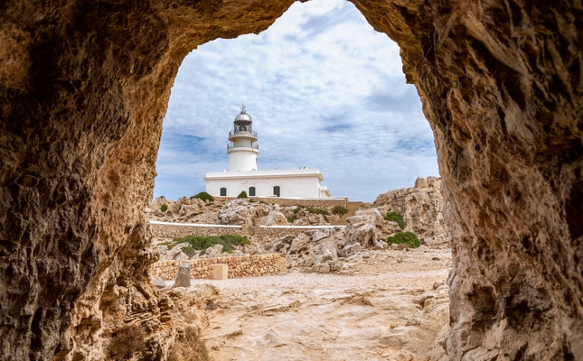 El far de Cavalleria - El far de Cavalleria, rodejat de penya-segats, està situat al cap del mateix nom, a l'extrem més septentrional de l'illa El far de Cavalleria - El far de Cavalleria, rodejat de penya-segats, està situat al cap del mateix nom, a l'extrem més septentrional de l'illa