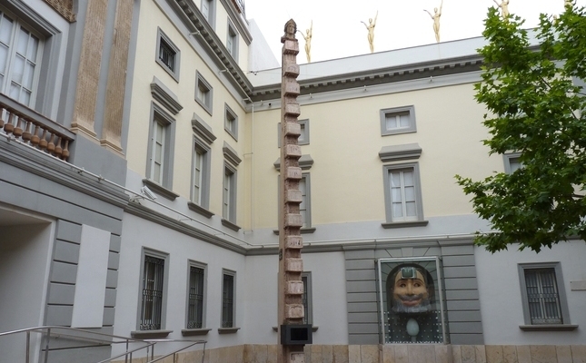 L’obelisc de la televisió, una obra de Wolf Vostell, situada a una de les cantonades de la plaça Gala. - L'obelisc de la televisió, una obra de Wolf Vostell, situada a una de les cantonades de la plaça Gala. L’obelisc de la televisió, una obra de Wolf Vostell, situada a una de les cantonades de la plaça Gala. - L'obelisc de la televisió, una obra de Wolf Vostell, situada a una de les cantonades de la plaça Gala.
