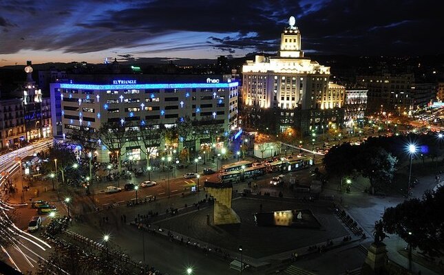 La cantonada sud de la plaça de Catalunya i el centre comercial El Triangle, al peu del qual s’ubica el Cafè Zurich - La cantonada sud de la plaça de Catalunya i el centre comercial El Triangle, al peu del qual s'ubica el Cafè Zurich La cantonada sud de la plaça de Catalunya i el centre comercial El Triangle, al peu del qual s’ubica el Cafè Zurich - La cantonada sud de la plaça de Catalunya i el centre comercial El Triangle, al peu del qual s'ubica el Cafè Zurich