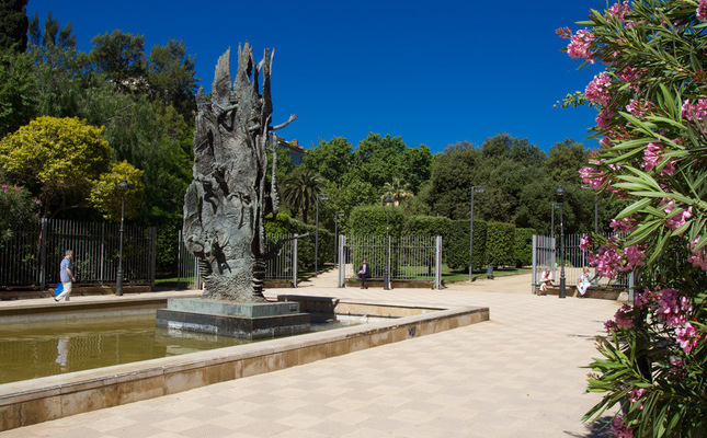 L’escultura a Pau Casals domina l’entrada més meridional del Park - L'escultura a Pau Casals domina l'entrada més meridional del Park L’escultura a Pau Casals domina l’entrada més meridional del Park - L'escultura a Pau Casals domina l'entrada més meridional del Park