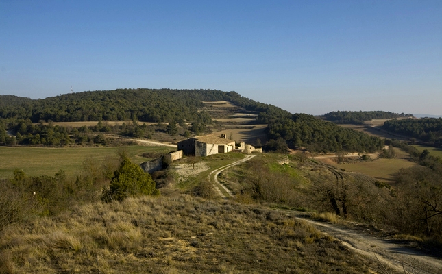 Sant Pere de Savella, a l'extrem sud de les obagues Sant Pere de Savella, a l'extrem sud de les obagues