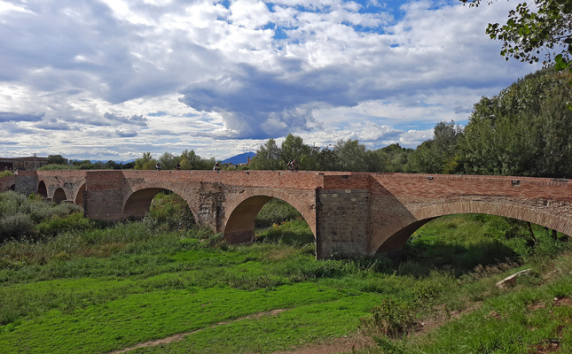 El Pont Vell de Castelló d’Empúries s’ha conegut amb altres noms, com Pont Nou, Pont Major i Pont dels set arcs