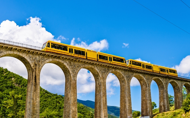 El tren groc al seu pas pel viaducte de Séjourné El tren groc al seu pas pel viaducte de Séjourné