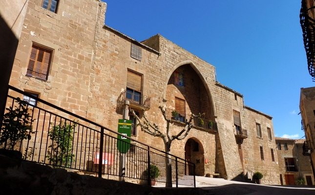 El tret més distintiu del castell és l’enorme arc gòtic que presideix la façana, de tretze metres