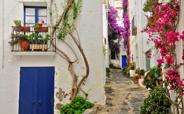Un dels racons de Cadaqués en un dels carrers que envolten l’església de Santa Maria - Un dels racons de Cadaqués en un dels carrers que envolten l'església de Santa Maria Un dels racons de Cadaqués en un dels carrers que envolten l’església de Santa Maria - Un dels racons de Cadaqués en un dels carrers que envolten l'església de Santa Maria