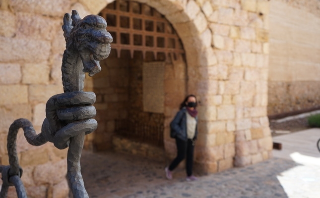 El Portal de Sant Jordi, una de les portes d’entrada a la vila closaC - El Portal de Sant Jordi, una de les portes d'entrada a la vila closa
