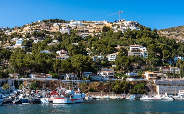 El port de Xàbia queda recollit al peu dels turons del cap de Sant Antoni El port de Xàbia queda recollit al peu dels turons del cap de Sant Antoni