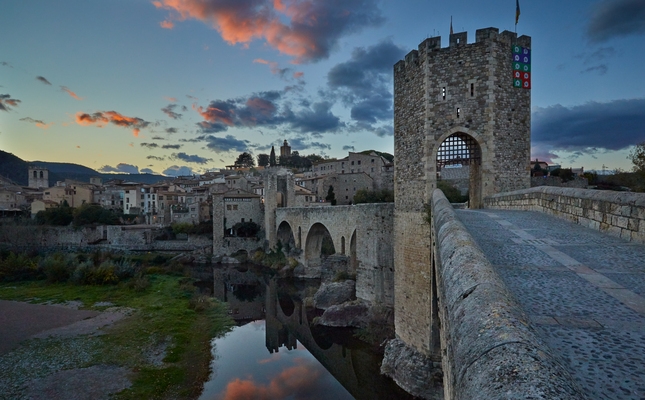 El pont romànic sobre el Fluvià dóna la benvinguda a Besalú El pont romànic sobre el Fluvià dóna la benvinguda a Besalú