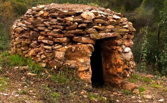 Barraca de pedra seca a la muntanya del Montbaig Barraca de pedra seca a la muntanya del Montbaig