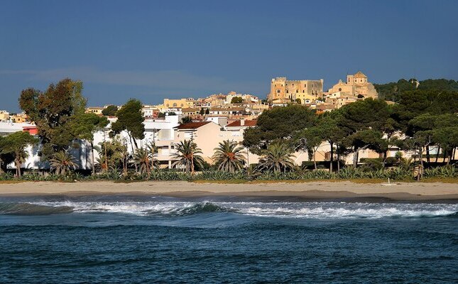 La platja d’Altafulla, amb l’església i el castell palau al darrere La platja d’Altafulla, amb l’església i el castell palau al darrere