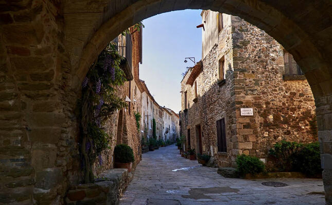 El carrer dels Arcs, a Monells El carrer dels Arcs, a Monells