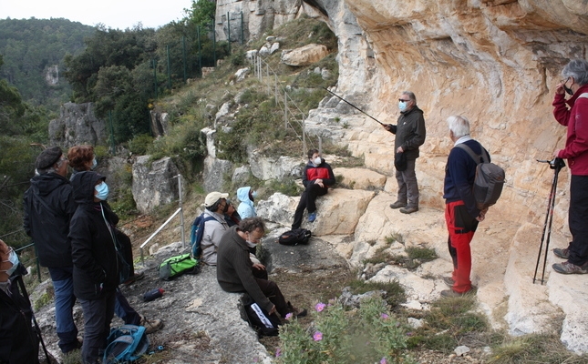 Un grup visita les pintures rupestres d’en Mas d’en Llort