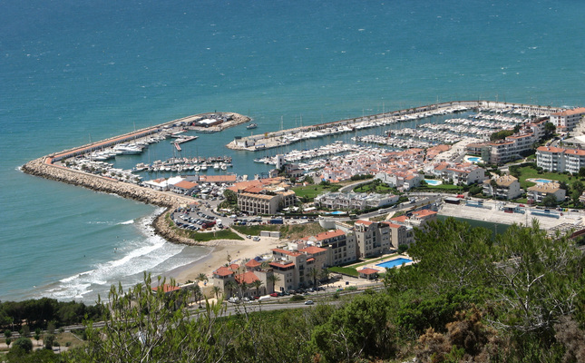 La platja de la Marina d’Aiguadolç i el port homònim La platja de la Marina d’Aiguadolç i el port homònim