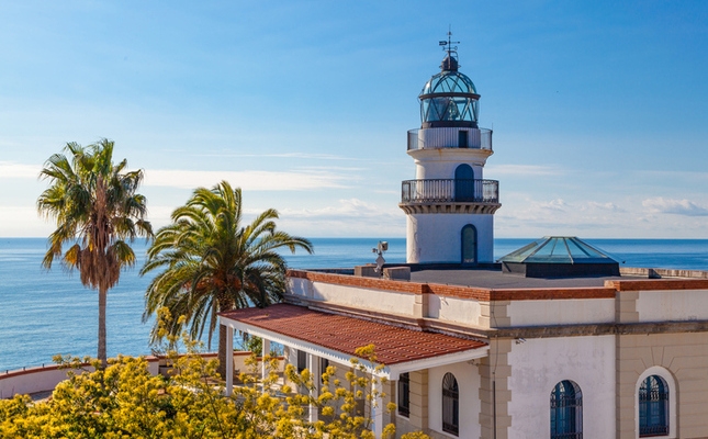 El far de Calella és un dels quinze indrets que senyala el llibre