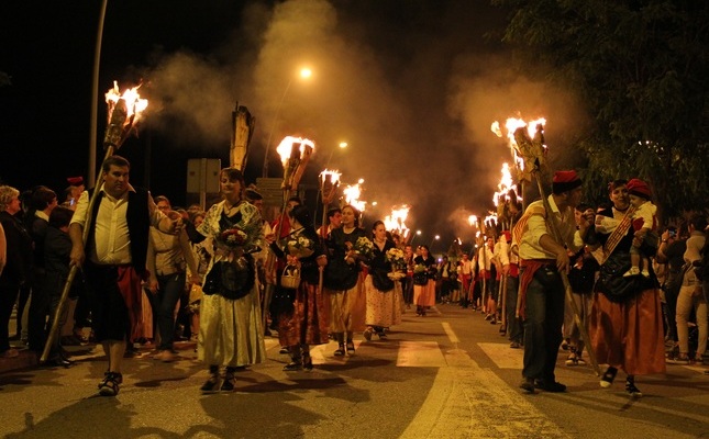 Fallaires i pubilles en processó fins a l’església per fer una ofrena a la marededéu de Ribera Fallaires i pubilles en processó fins a l’església per fer una ofrena a la marededéu de Ribera