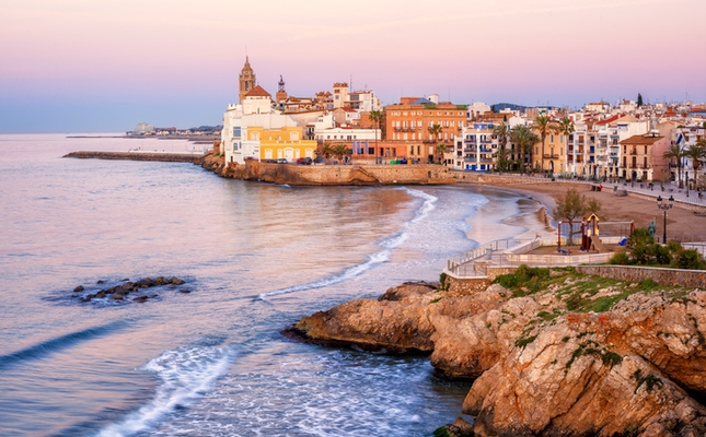 Vista de la platja de Sant Sebastià de Sitges, guardonada amb bandera blava