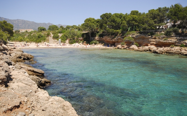 Cala Calafatí, una de les tres cales de la platja del Trèvol Cala Calafatí, una de les tres cales de la platja del Trèvol