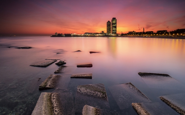La posta de sol des de la costa de Barcelona