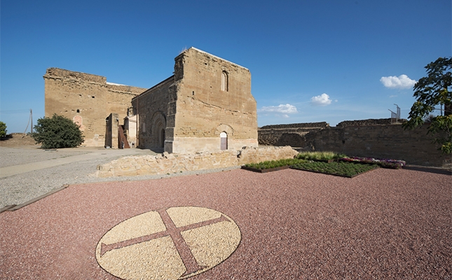 Castell dels templers de Gardeny amb el símbol dels templers gravat al terra