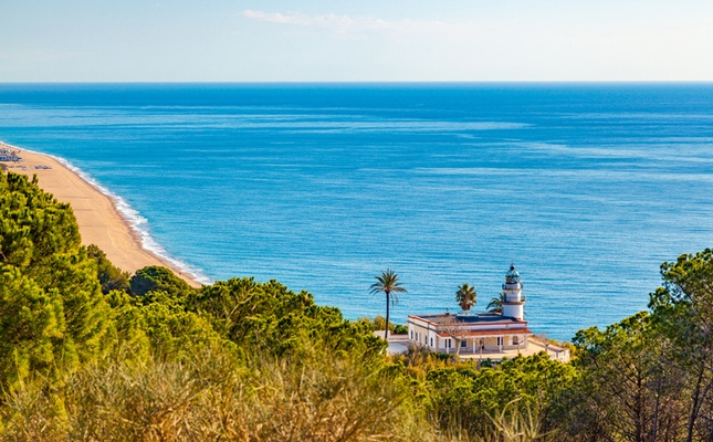 El far de Calella, al capdamunt del morro de la Torreta o de la Torrella, a Calella El far de Calella, al capdamunt del morro de la Torreta o de la Torrella, a Calella