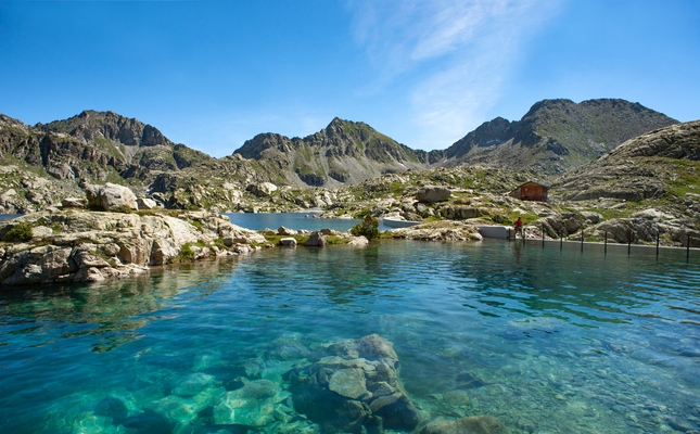 El refugi de Colomina, vora l’estany del mateix nom El refugi de Colomina, vora l’estany del mateix nom