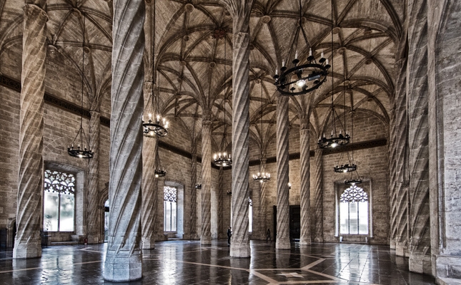 L'interior de la llotja de la seda a València L'interior de la llotja de la seda a València