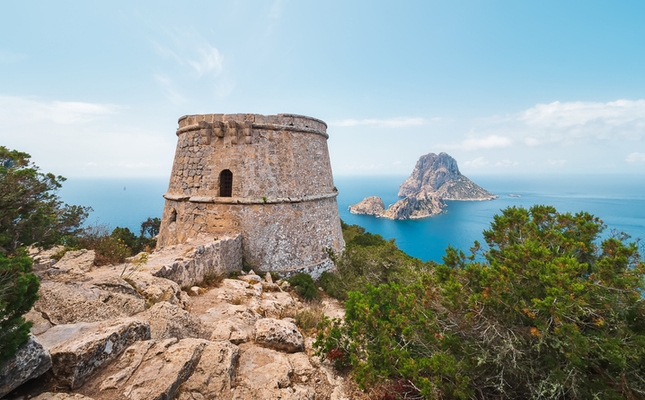 La Torre des Savinar amb vistes a l'illot d'Es Vedrà La Torre des Savinar amb vistes a l'illot d'Es Vedrà