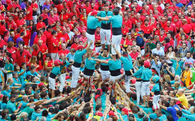 Les diferents colles de castellers al voltant d'un castell