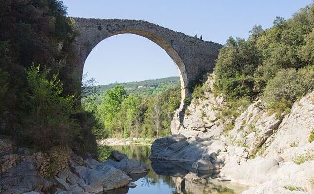 El pont de Llierca té una alçada de 28 metres El pont de Llierca té una alçada de 28 metres