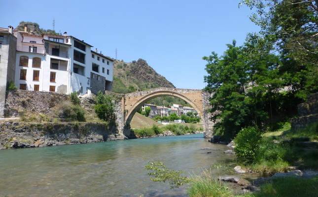 El pont de Gerri de la Sal travessa la Noguera Pallaresa El pont de Gerri de la Sal travessa la Noguera Pallaresa